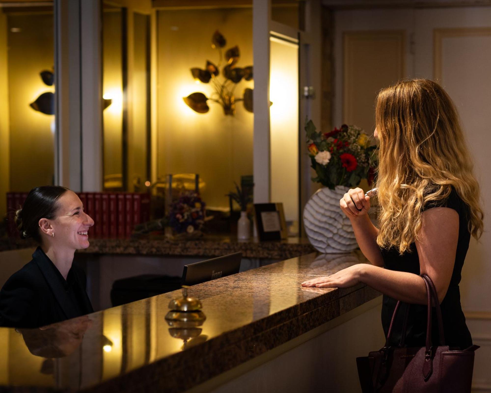 Hotel Restaurant Le Centenaire Les Eyzies Zewnętrze zdjęcie
